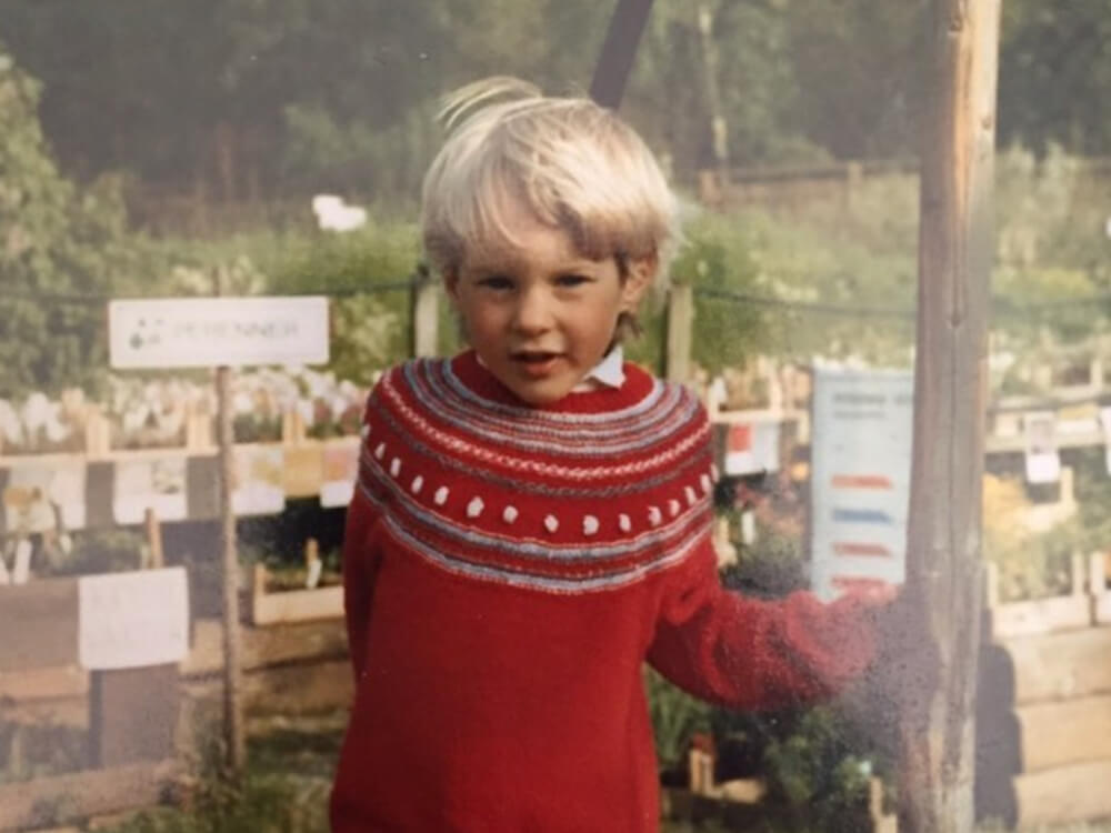 Som liten flicka i trädgården, runt 1984.